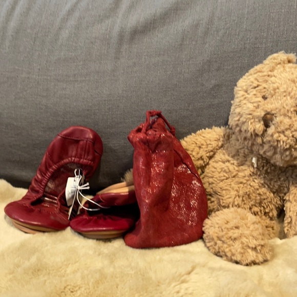 GAP Shoes - Gap City Flats with travel pouch